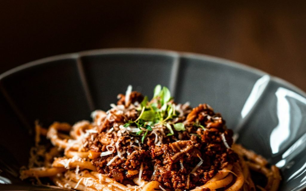 Weeknight Tomato Pasta With Garlic and Basil